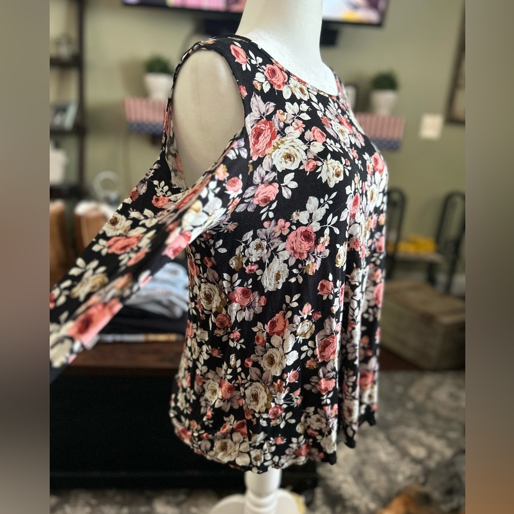 ELLE cold shoulder long sleeve floral blouse. Excellent like new. XL.